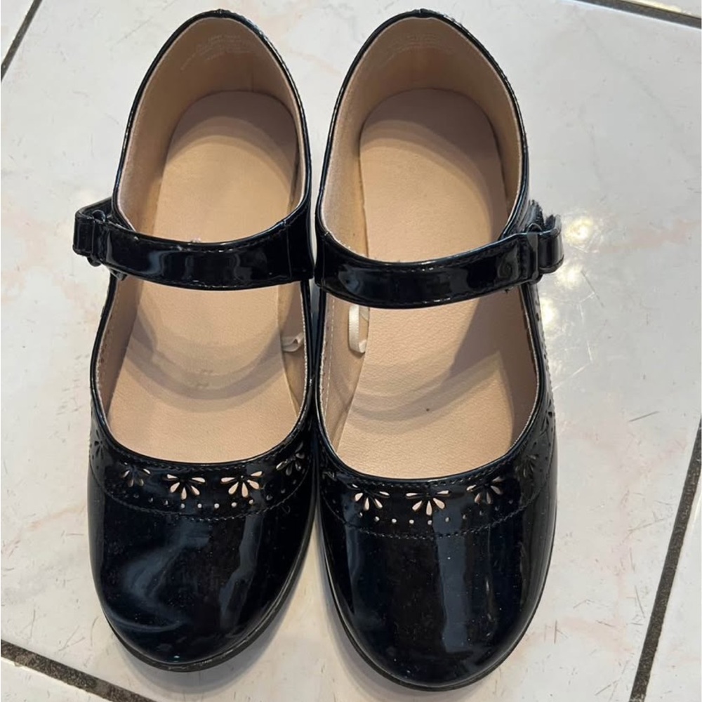 Gymboree Black Patent Mary Jane Dress Shoes with Floral Cutouts